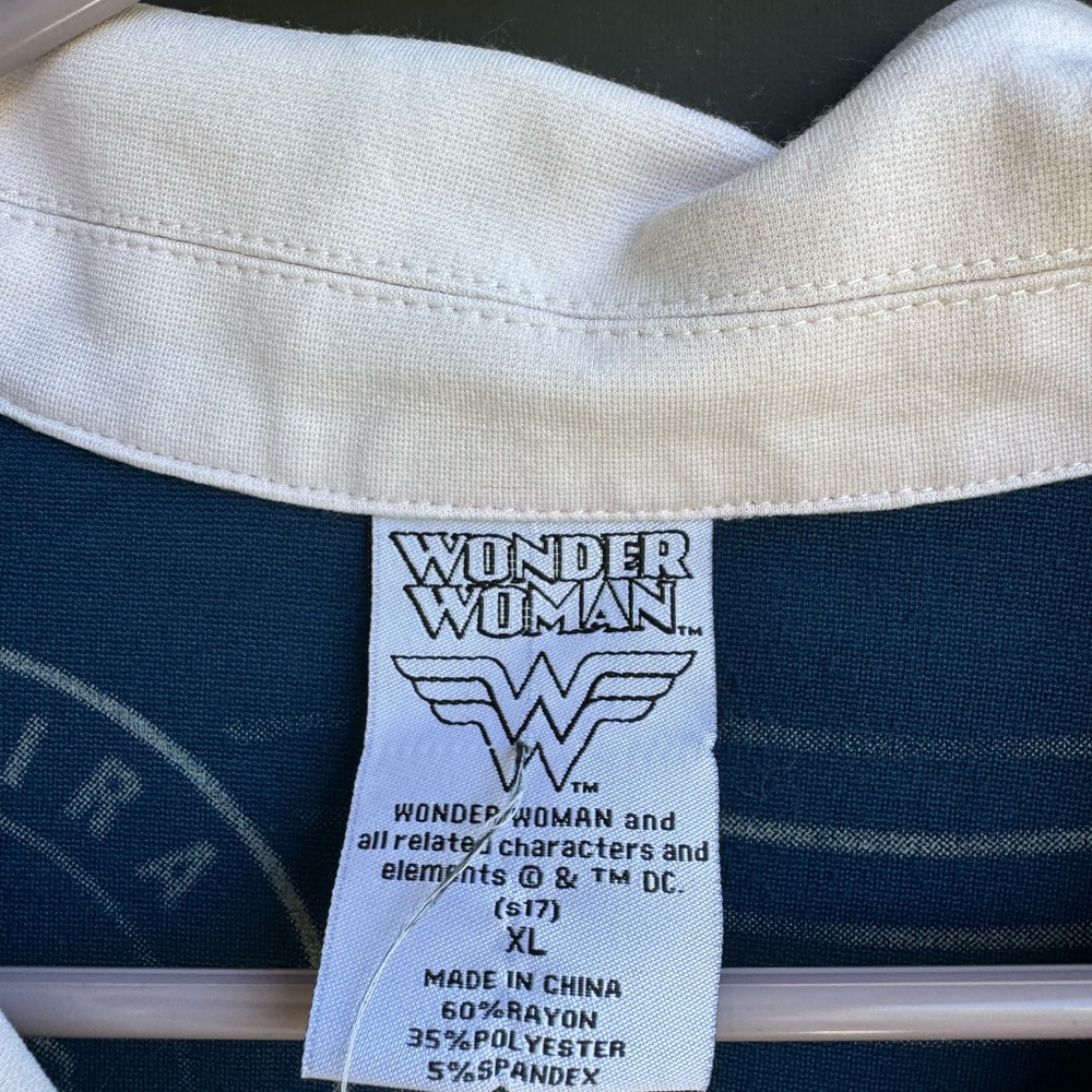 Hot Tooic exclusive DC Comics bombshells Wonder Woman retro style button down - Picture 3 of 6
